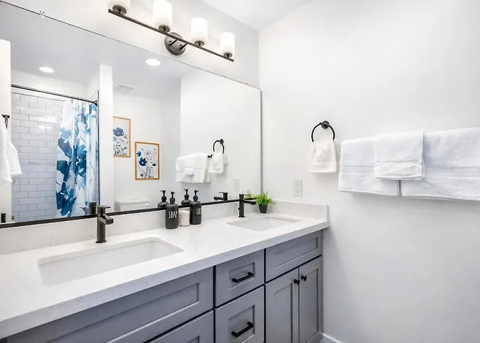 Sapphire Leaf- Luxury 3br- Pool, King Beds, Spacious, Quiet, Garage, Close To Airport And Oldtown Phoenix